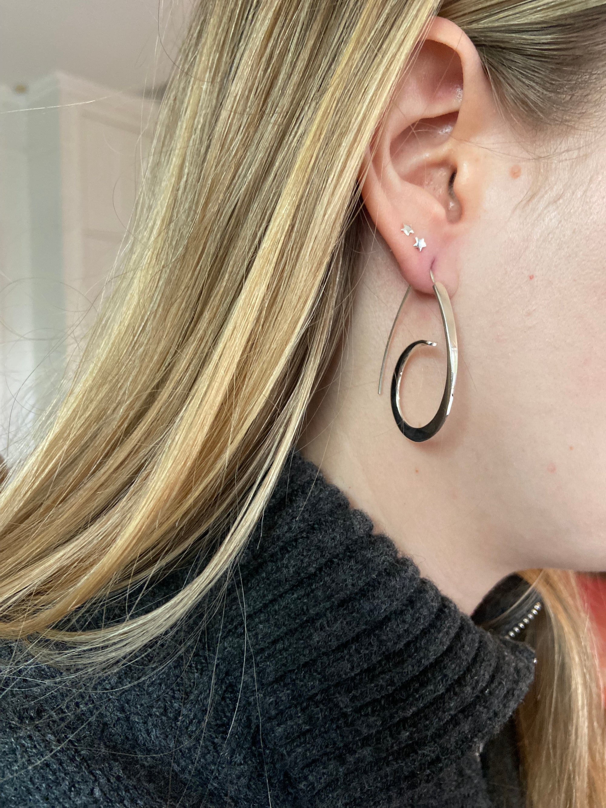 ROUNDED HOOP EARRINGS